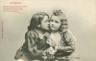 Kleiner Junge küsst kleines Mädchen von French Photographer