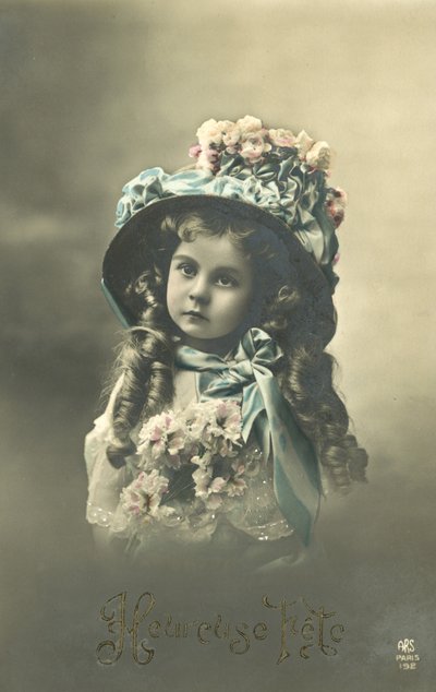 Kleines Mädchen mit großem Hut von French Photographer