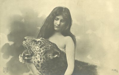 Langhaariges Mädchen mit Armen um ein ausgestopftes Leopard von French Photographer