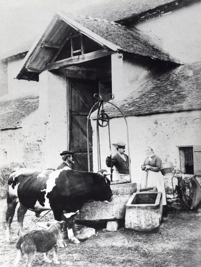 Bauern um einen Brunnen auf einem Bauernhof, ca. 1860-70 von French Photographer