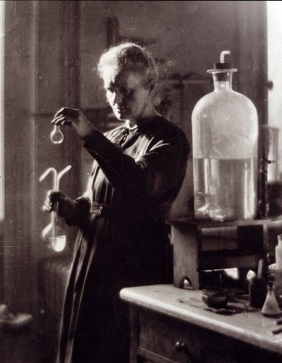 Porträt der Physikerin Marie Curie (1867-1934) in ihrem Labor im Jahr 1925 von French Photographer