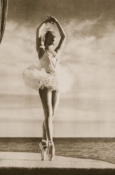 Rosella Hightower in Schwanensee, aus Grand Ballet de Monte-Carlo, 1949 von French Photographer