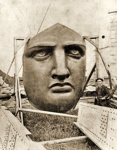 Der Bau der Freiheitsstatue, Detail des Gesichts, um 1876 von French Photographer
