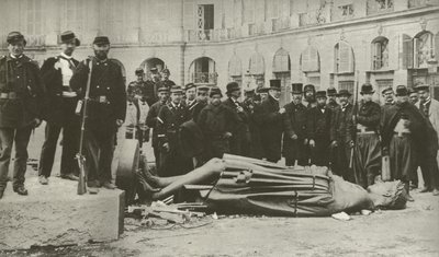 Vendome-Säule nach dem Abriss am 16. Mai 1871 von French Photographer