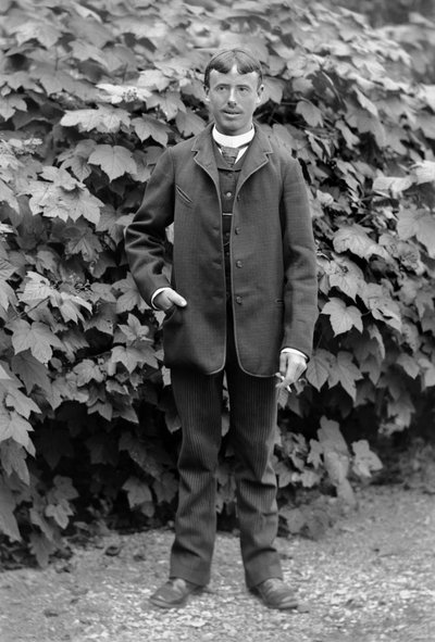 Junger Mann mit Zigarette, als Alleskönner beschäftigt, posierend im Garten der Abtei von Septfontaines, in der Nähe von Bourmont in Haute-Marne, um 1880. Fotografie. Ducos-Sammlung. von French Photographer