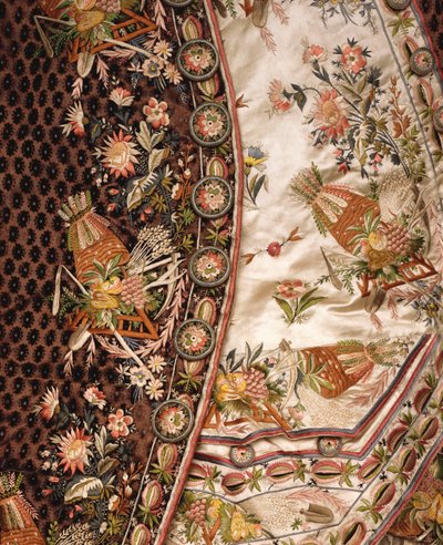 Detail eines prächtigen Anzugs aus braunem Samt, bestehend aus Mantel, Kniebundhose und Weste aus elfenbeinfarbener Seide, ca. 1760 von French School