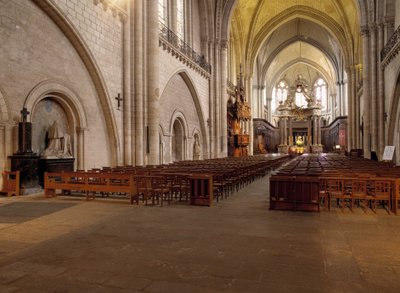 Innenansicht der Kathedrale von Angers (Maine et Loire), erbaut zwischen dem 12. und 15. Jahrhundert, die die perfekte Mischung aus romanischem und gotischem Stil darstellt. von French School