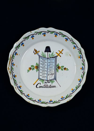 Teller verziert mit dem Buch der Verfassung, verbunden mit den drei Ständen, 1791 von French School