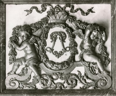 Putti flankieren das Initial L an der Tür des Salon des Gardes de la Reine von French School