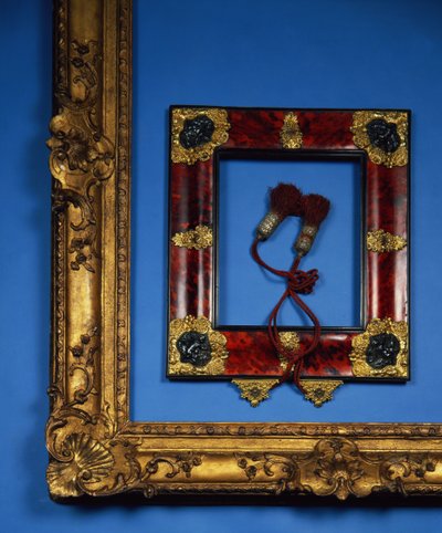 Regency-Rückprofilrahmen mit Ormolu und geprägten Silbermontierungen an den Ecken und Zentren mit den originalen Quasten (Schildpatt) von French School
