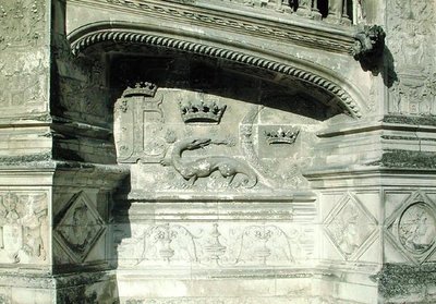 Relief vom Grand Escalier mit dem Wappen von Francois I. (1494-1547) mit einem Salamander von French School