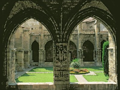 Der Kreuzganggarten, gesehen von einer der Galerien, 1272-1340 von French School