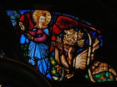 Das Westrosenfenster zeigt eine Szene aus dem Buch der Offenbarung: Drache verfolgt die Mutter des Knaben; aber sie hat Flügel, um in die Wüste zu fliegen (12:13-14). von French School