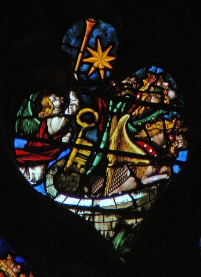 Das westliche Rosenfenster zeigt eine Szene aus dem Buch der Offenbarung: fünfte Trompete; der Stern fällt vom Himmel, der Schlüssel zum bodenlosen Abgrund, und eine riesige Heuschrecke (9:1-6). von French School