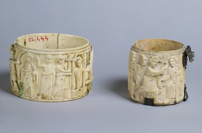 Zwei Pyxiden mit Reliefs, die die Auferstehung des Lazarus und die Heilung eines Blindgeborenen durch Christus darstellen, 6.-7. Jahrhundert von French School
