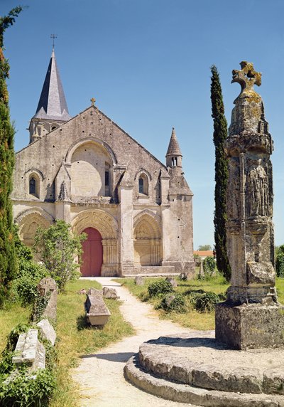 Ansicht der Fassade der Kirche St. Pierre, 1150-75 von French School