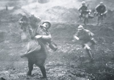 Französischer Soldat des Ersten Weltkriegs, der während eines Angriffs an der Westfront getroffen wurde von French School
