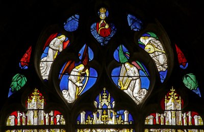 Fenster, das Engelmusiker mit Schalmei, Harfe, Orgel und Laute darstellt von French School