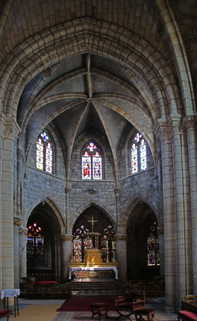 Fenster, den Blick nach Osten mit den Fenstern w1 und w2, die sich mit der Bruderschaft der Eucharistie hinter dem Altar befassen, darstellend (Ansicht) von French School