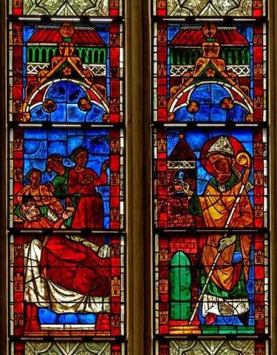 Fenster w13, das eine Szene aus einer Legende von St. Nikolaus darstellt: Drei Mädchen werden durch die Großzügigkeit des Heiligen vor der Prostitution gerettet von French School