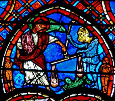Fenster w4 mit einer Szene aus dem Jüngsten Gericht: St. Michael wiegt die Seelen von French School