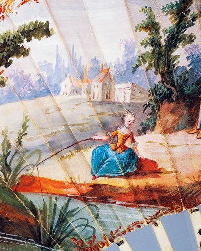 Frau, die im Fluss fischt, Detail eines doppelseitigen Handfächers mit pastoraler Szene, Elfenbein- und Silberrippen, ca. 1760, Vorderseite, Frankreich von French School
