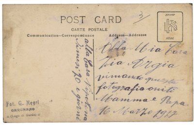 Rückseite einer Postkarte mit einem Infanteriesoldaten, Kanonier, in Uniform mit seiner Frau und seinem Sohn während des Ersten Weltkriegs von G. Negri