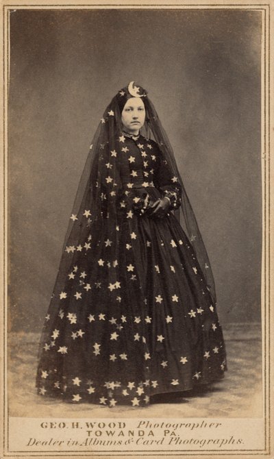 Frau im Kostüm der Königin der Nacht, um 1860 von George H. Wood