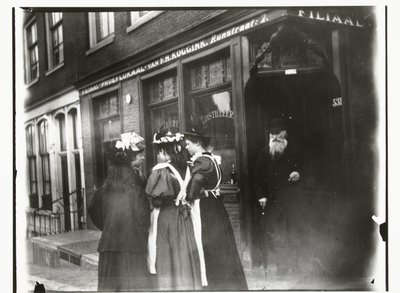 Vier junge Frauen auf der Straße vor dem Proeflokaal Koggink in der Runstraat in Amsterdam von George Hendrik Breitner