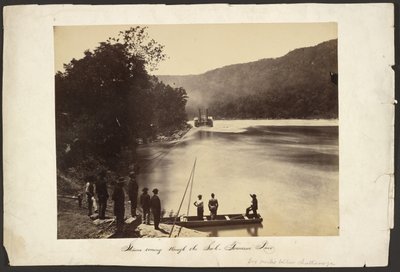 [Dampfer kommt durch den Suck, Tennessee River, sechs Meilen unterhalb von Chattanooga] von George N. Barnard