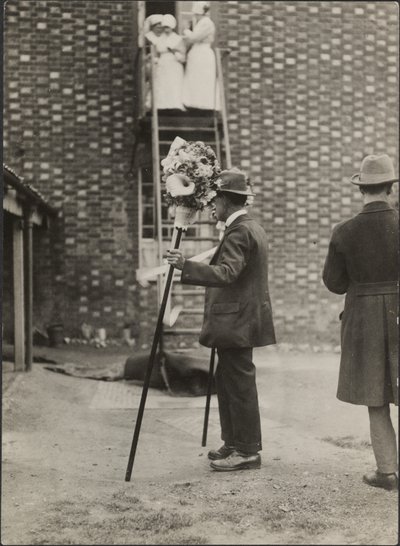 Ein Mann mit Tutti-Stangen beim Hocktide-Festival in Hungerford von George R. Long