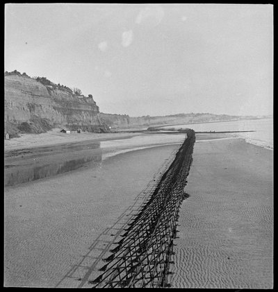 Blick nach Nordosten vom Luccombe-Ende des Shanklin Beach, mit Admiralty-Gerüst (Hindernis Z.1) entlang der Küste von George R. Long