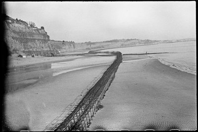 Shanklin Strand, mit Admiralty-Gerüst entlang der Küste von George R. Long