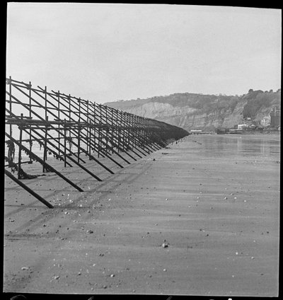 Der Strand von Shanklin entlang einer langen Linie von Admiralitätsgerüsten von George R. Long