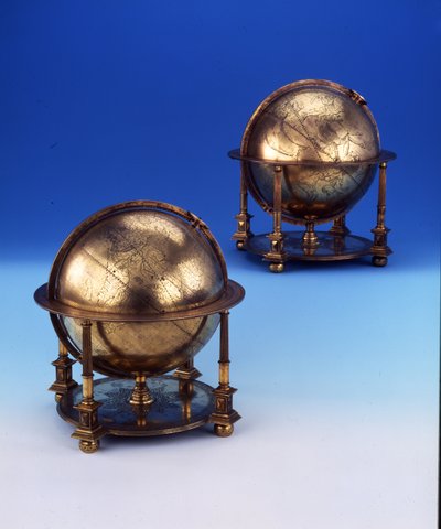 Paar Globen, terrestrisch und himmlisch, mit der Tughra und lateinischer Inschrift von Sultan Murad III, 1579 von Gerardus Mercator