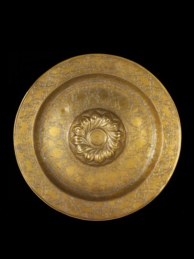 Schale aus graviertem Messing mit Silbereinlage, das zentrale Medaillon umgeben von Repoussé-Spiralrillen, 1500-1525 von German School