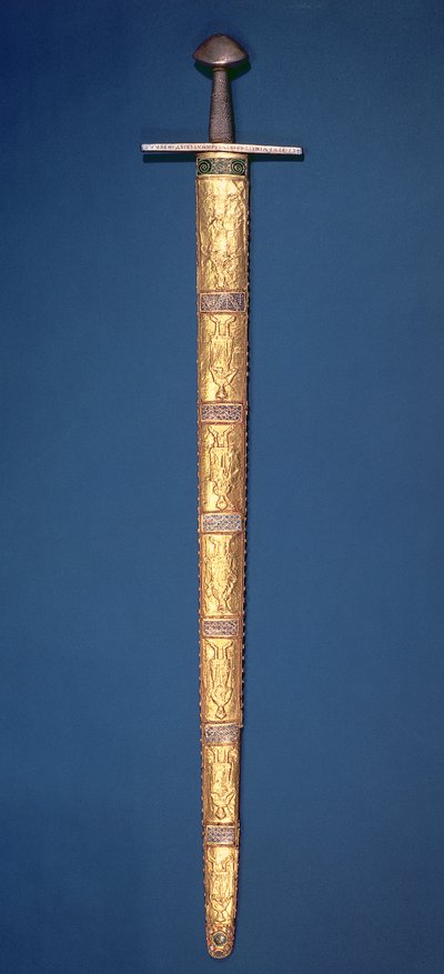 Kaiserschwert der Heiligen Römischen Kaiser mit teilweise vergoldetem Knauf und Querbalken, der Griff mit Silberdraht umwickelt und die Scheide besteht aus vierzehn Goldfolienplatten, die mit souveränen Figuren verziert sind von German School