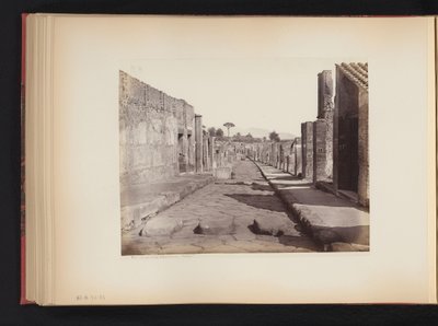 Ansicht der Strada della Abbondanza in Pompeji, Italien von Giorgio Sommer (attributed to)