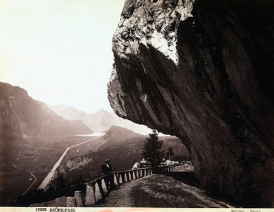 Eine Straße in den Brünigpass-Bergen in der Schweiz von Giorgio Sommer