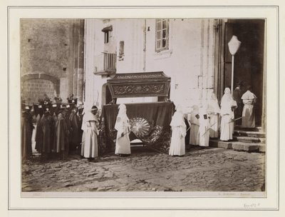 Leichenzug von Mönchen mit spitzen Mützen am Eingang einer Kirche in Italien von Giorgio Sommer