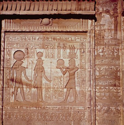 Relief, das einen Pharao zeigt, der Hathor und Horus ein Opfer darbringt, aus dem römischen Geburtshaus oder Mammisi in Dendera, ca. 125 v. Chr. - 60 n. Chr. von Greco Roman