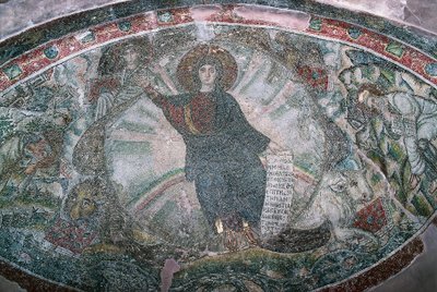 Christus in den Himmel aufgefahren, umgeben von vier Evangelisten, Mosaik in der Kirche Hosios David von Greek School