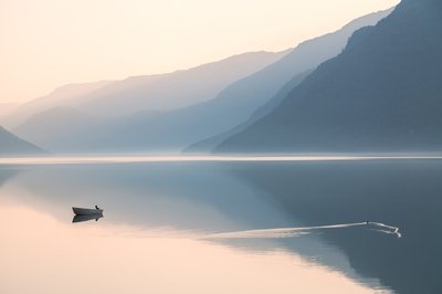 Nebliger Bergsee von Gustav Davidsson