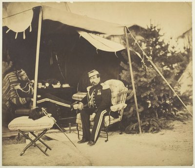 Offiziere sitzen in einem Zelt, Camp de Châlons von Gustave Le Gray