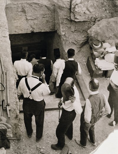 Eine Gruppe geht die Stufen zum Grab von Tutanchamun hinunter, Tal der Könige von Harry Burton