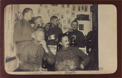 Erster Weltkrieg: Die Ukraine in den Jahren 1914-1916 während der Invasion der deutschen Armee. Gruppe von Soldaten während einer Ruhepause (s/w Foto) von Heldenfriedhof Dsessentniki (attr. to)