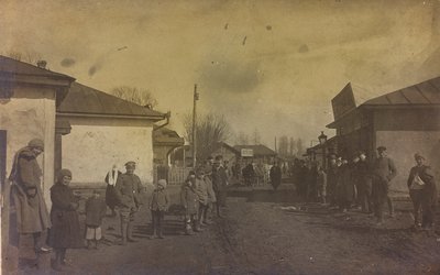 Erster Weltkrieg: Die Ukraine in den Jahren 1914-1916 während der Invasion der deutschen Armee. Militärs und Zivilisten auf der Straße einer Stadt (s/w Foto) von Heldenfriedhof Dsessentniki (attr. to)