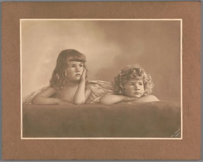 Porträt von Agnes Renée und Irène Heloïse Pauw van Wieldrecht, Töchter des Fotografen, in einer Pose, die den Putti auf der Sixtinischen Madonna von Raffael (Dresden, Galerie Alte Meister) entlehnt ist von Henry Pauw van Wieldrecht