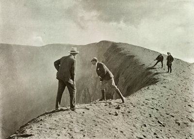Am Rand des Kraters, Asama-Yama von Herbert Ponting