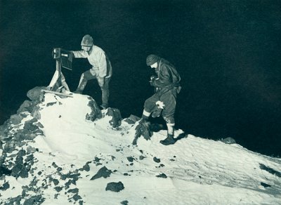 Dr. Wilson und Leutnant Bowers lesen das Rampenthermometer, ca. 1911, 1913 von Herbert Ponting